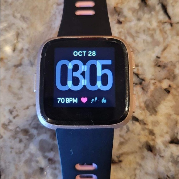 Veres Fitbit including charger and several watchbands. Updated software. - Picture 4 of 7